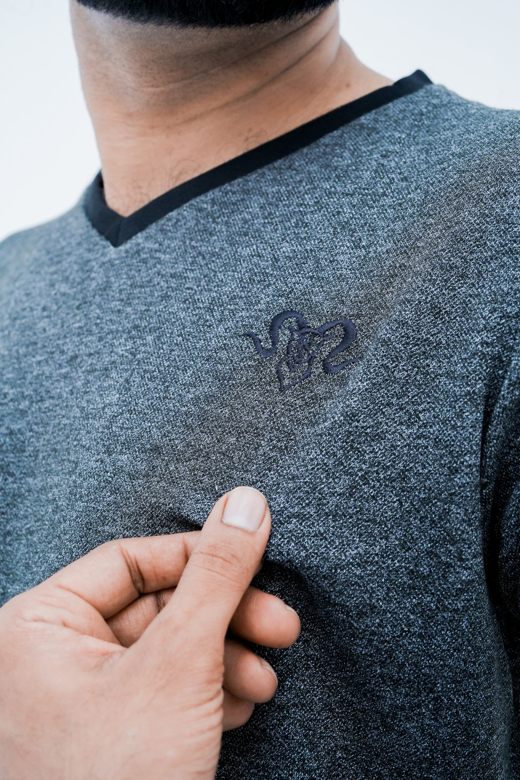 Onyx Contrast Tee - chest emblem close up